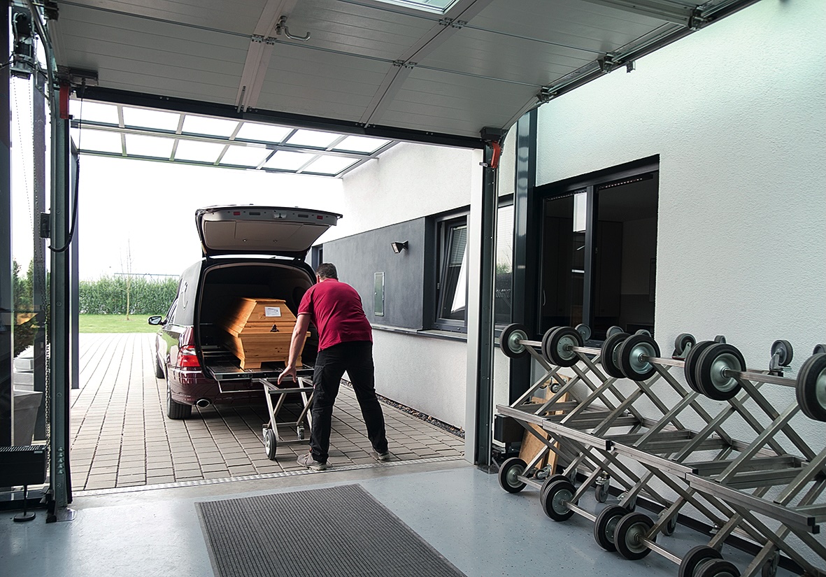 Feuerbestattungen Dülmen GmbH Co. KG; erbaut 2007; Architekt Klaus Pfeiffer Darmstadt; im "Haus der Toten"; Übergabe eines Verstorbenen; Grote Busch 10, 48249 Dülmen