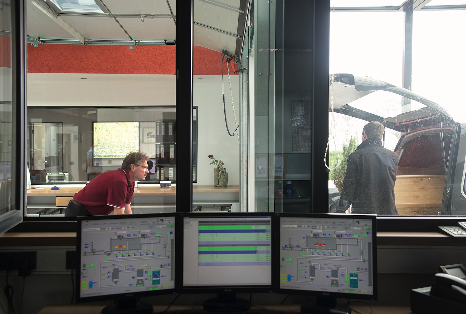 Feuerbestattungen Dülmen GmbH Co. KG; erbaut 2007; Architekt Klaus Pfeiffer Darmstadt; im "Haus der Toten"; Übergabe eines Verstorbenen; Blick aus der Zentrale; Grote Busch 10, 48249 Dülmen