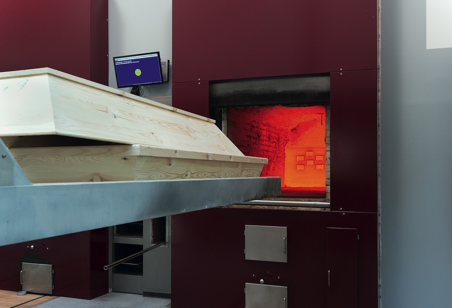 Feuerbestattungen Dülmen GmbH & Co. KG; erbaut 2007; Architekt Klaus Pfeiffer Darmstadt;; im "Haus der Toten"; Übergabe des Verstorbenen an das Feuer