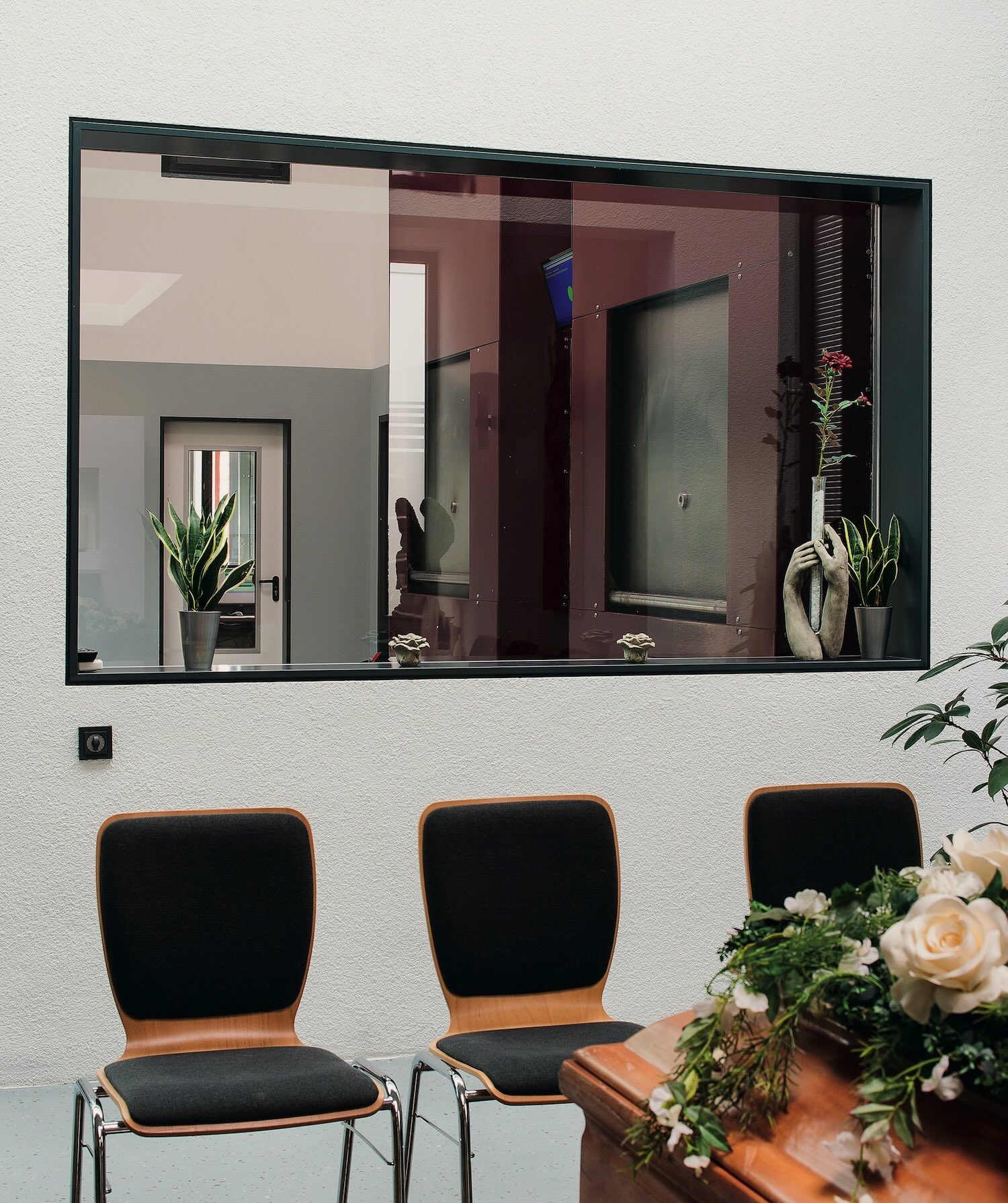 Feuerbestattungen Dülmen GmbH Co. KG; erbaut 2007; Architekt Klaus Pfeiffer Darmstadt; Funktionsbereich "Abschiednahme" Blick in "Haus der Toten"; Grote Busch 10, 48249 Dülmen