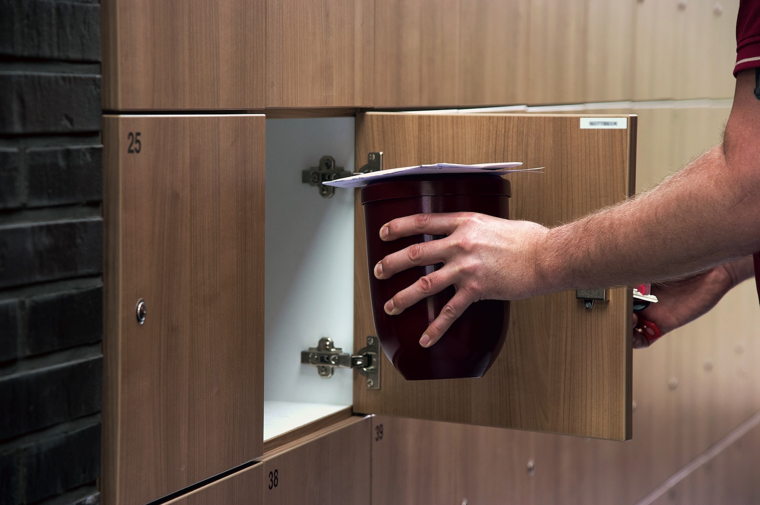 Feuerbestattungen Dülmen | Eine Urne wird in einen Schrank gelegt