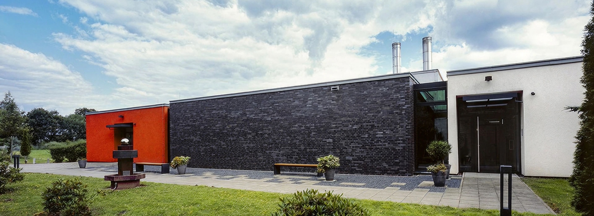 Feuerbestattungen Dülmen GmbH & Co. KG; erbaut 2007; Architekt Klaus Pfeiffer Darmstadt; rotes Verwaltungsgebäude; Grote Busch 10, 48249 Dülmen